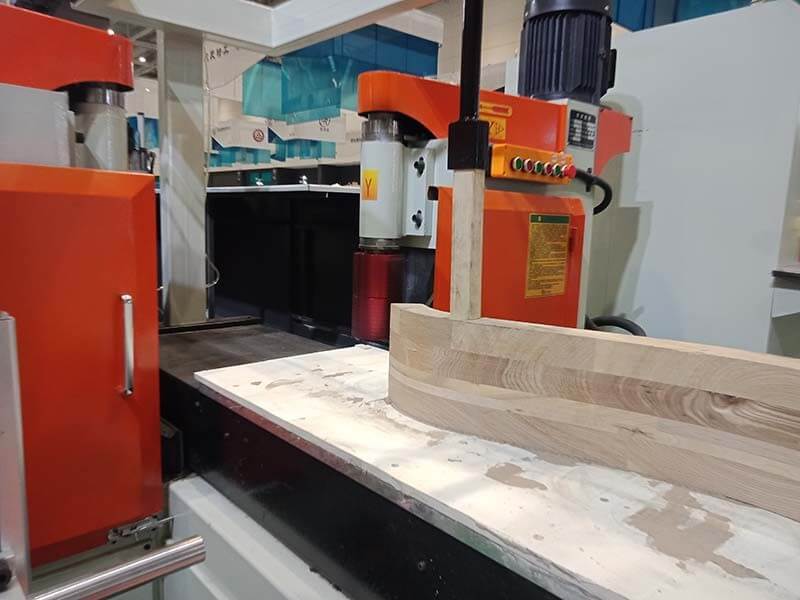 華洲數控雙面銑在實木家具生產中的應用