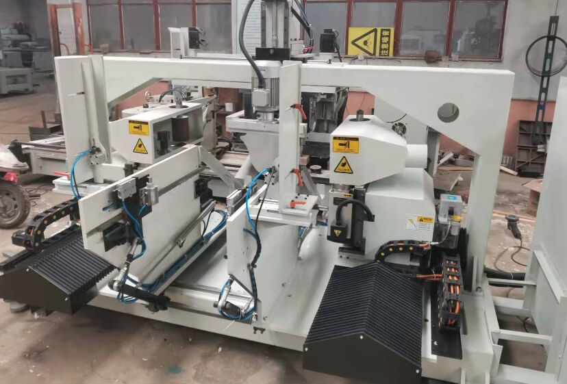 非標自動化設備之木料鉆孔銑型打磨一體機