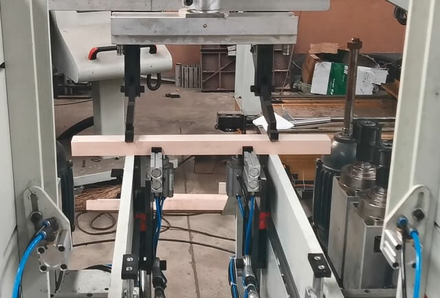 非標自動化設備之木料鉆孔銑型打磨一體機